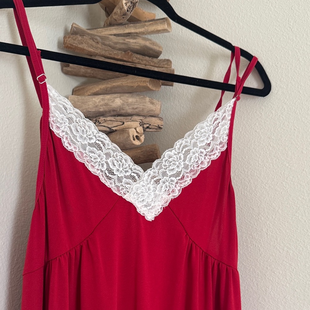 Elegant Red Lace-Trimmed Nightgown - Picture 2 of 4
